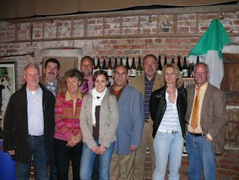 In Italienischem Flair der rustikalen Scheune des zweiten Vorsitzenden Karl Spörr (hinten rechts), präsentiert sich die neu gewählte Vorstandschaft des deutsch-italienischen Freundeskreises Neulingen/Rubiera, die sich in diesem Jahr viele Aktivitäten vorg
