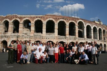 Gruppenbild der Neulinger Reisegruppe vor der Arena di Verona in Italien