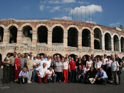 Gruppenbild der Neulinger Reisegruppe vor der Arena di Verona in Italien