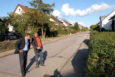 Foto: Schott: Bürgermeister Michael Schmidt (links) und Ortbaumeister Ralf Kilgus