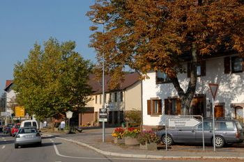 Foto:Schott: Die Gestaltung dieses Platzes soll nach Fällung des zu nahe am Haus stehenden Kastanienbaumes geplant werden. Dabei sind eine Ersatzpflanzung sowie eine Bushaltespur entlang der Bundesstraße vorgesehen.
