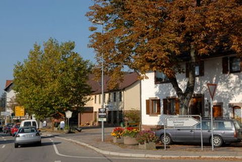 Foto:Schott: Die Gestaltung dieses Platzes soll nach Fällung des zu nahe am Haus stehenden Kastanienbaumes geplant werden. Dabei sind eine Ersatzpflanzung sowie eine Bushaltespur entlang der Bundesstraße vorgesehen.