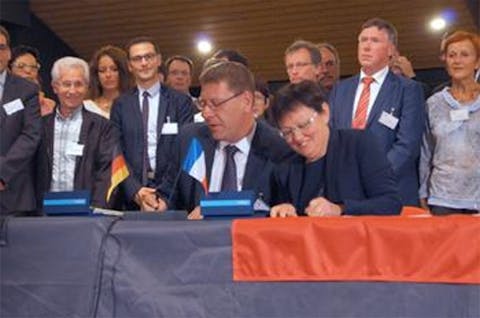 Unterzeichnung der Partnerschaftsurkunde